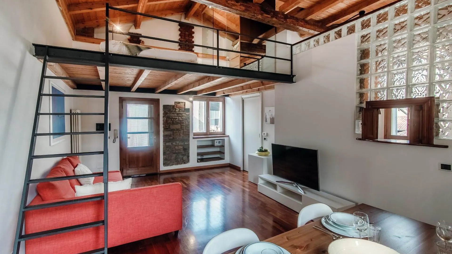 Loft Madera - By Myhomeincomo location